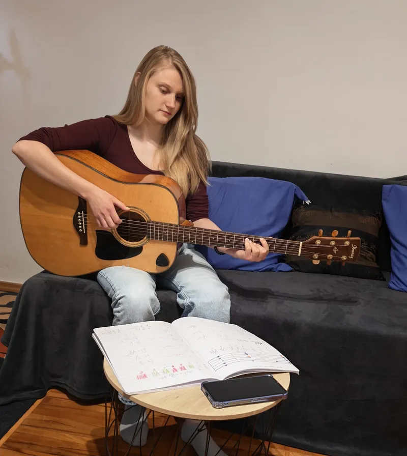 Polaznica svira akustičnu gitaru na tečaju akustične gitare u Novom Zagrebu