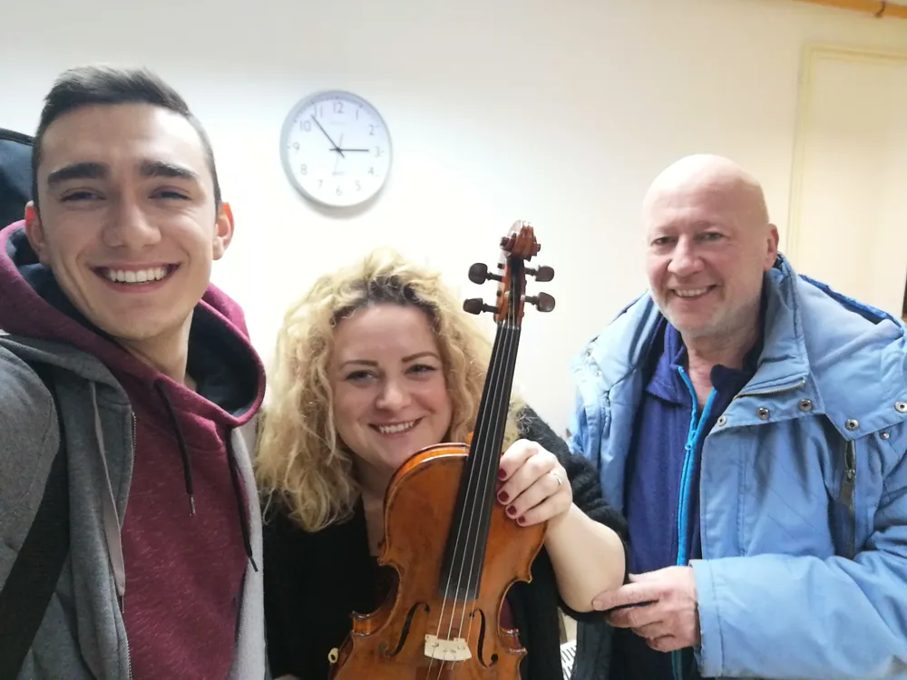 Filip, učitelj gitare, s prijateljima glazbenicima i violinom