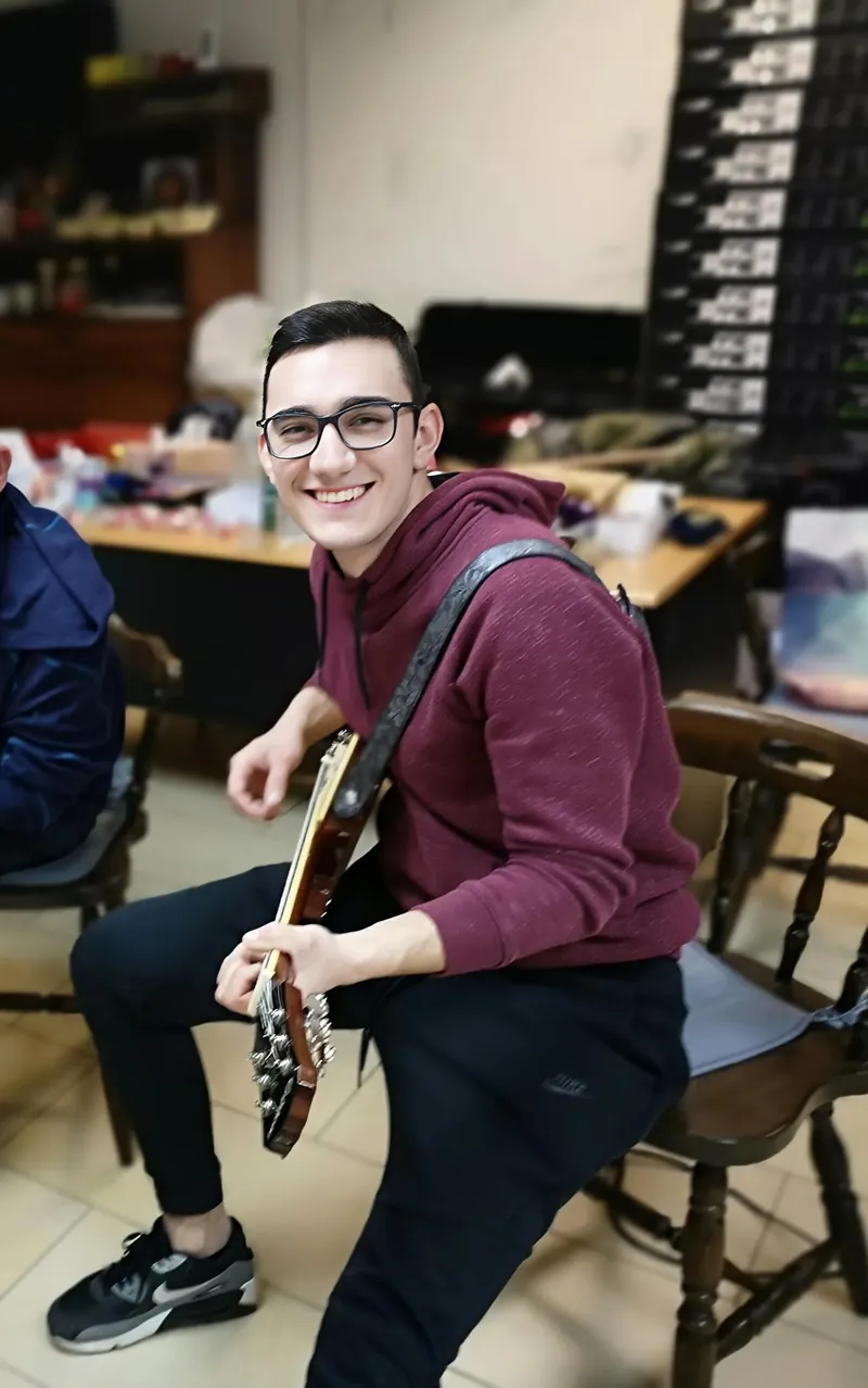 Učitelj gitare Filip s električnom gitarom na prijateljskoj svirci